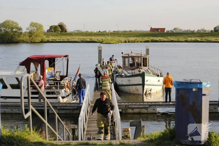 Boot zinkt, brandweer schiet te hulp