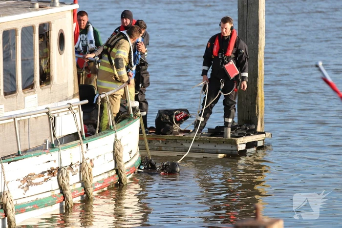 Boot zinkt, brandweer schiet te hulp