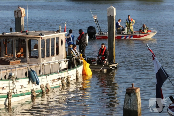 Boot zinkt, brandweer schiet te hulp