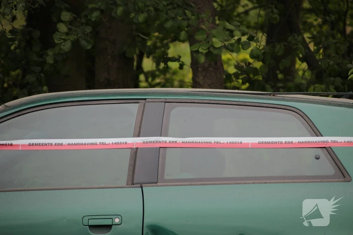 Buitenlandse sloopauto gedumpt op carpoolplaats