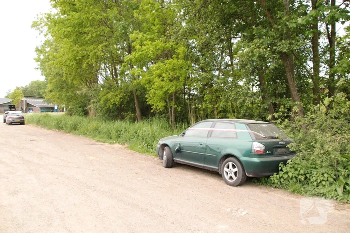 Buitenlandse sloopauto gedumpt op carpoolplaats