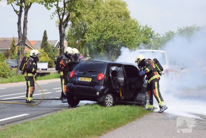 Auto vliegt in brand bij botsing met bestelbus