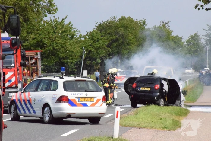 Auto vliegt in brand bij botsing met bestelbus