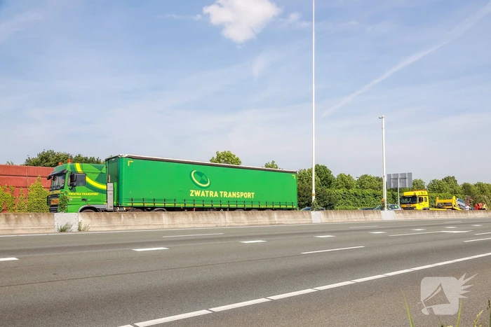 Flinke schade bij ongeval met vrachtwagen