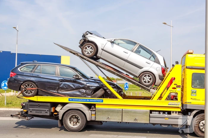 Flinke schade bij ongeval met vrachtwagen