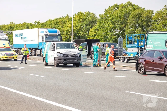 Bestelbus boort zich in voorganger