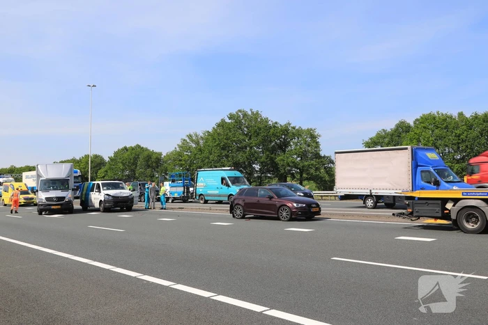 Bestelbus boort zich in voorganger