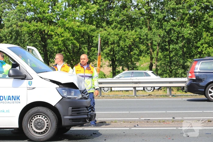 Bestelbus boort zich in voorganger