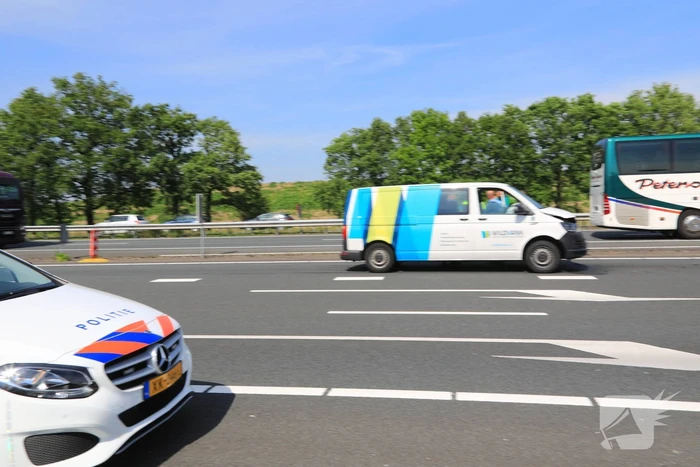 Bestelbus boort zich in voorganger
