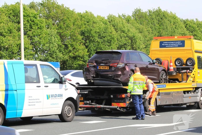 Bestelbus boort zich in voorganger