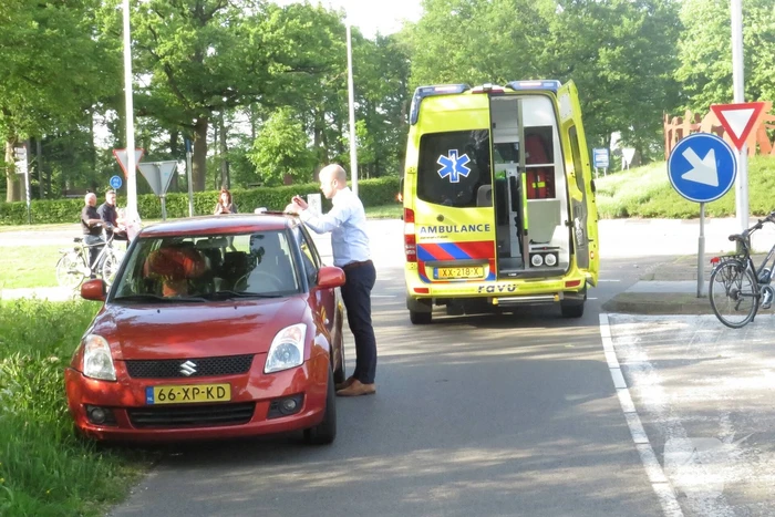Wielrenner geschept door auto