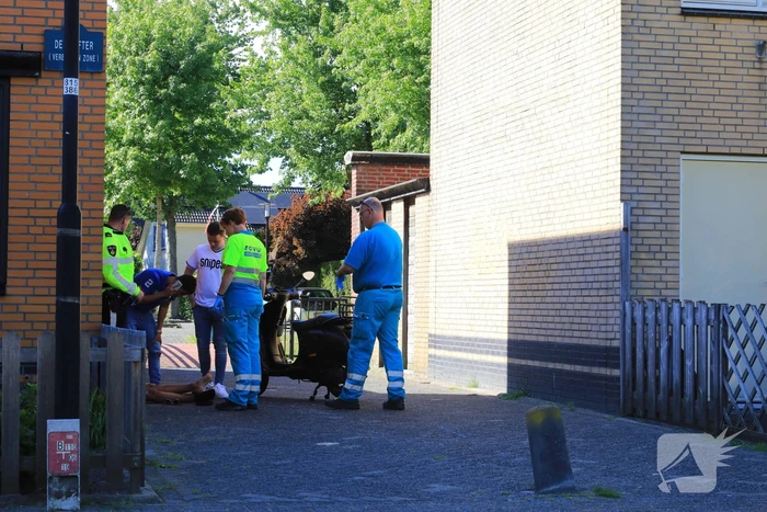 Scooterrijder knalt op paaltje
