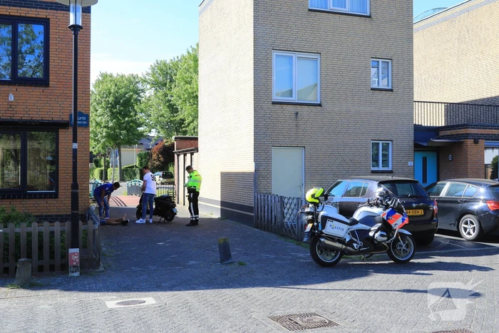 Scooterrijder knalt op paaltje