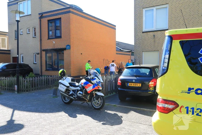 Scooterrijder knalt op paaltje