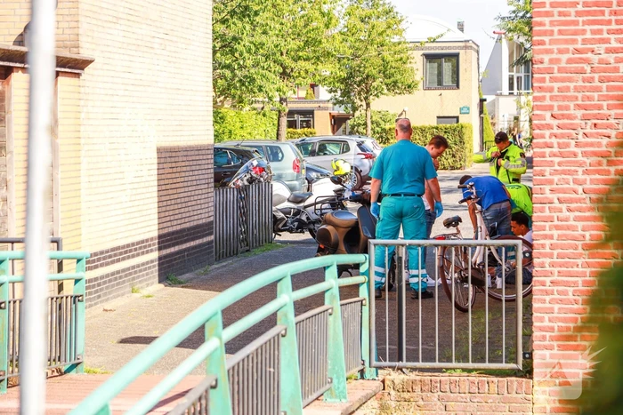 Scooterrijder knalt op paaltje
