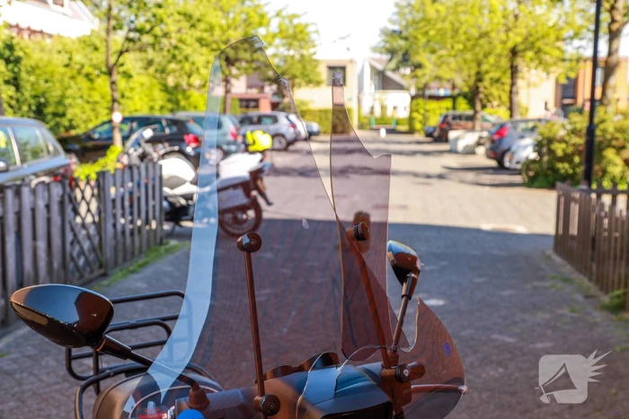Scooterrijder knalt op paaltje