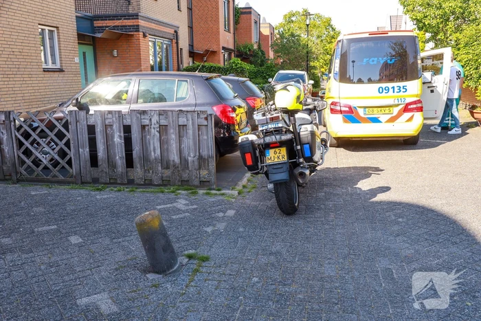 Scooterrijder knalt op paaltje