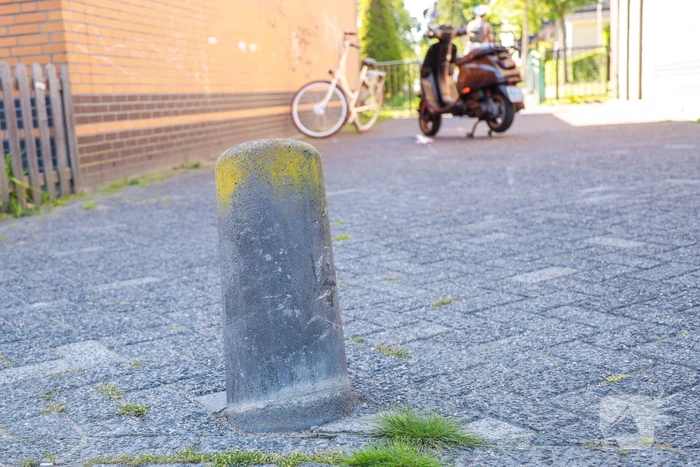 Scooterrijder knalt op paaltje