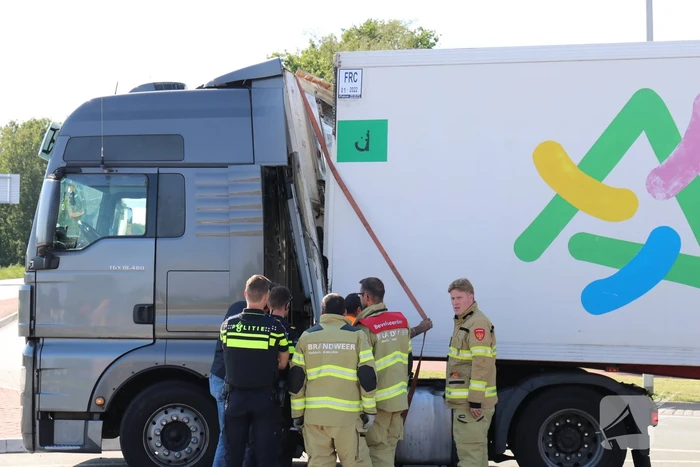 Lading schiet door voorkant trailer