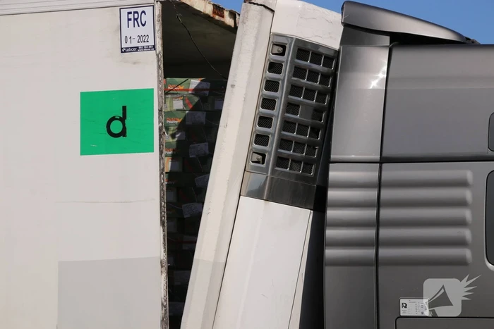 Lading schiet door voorkant trailer