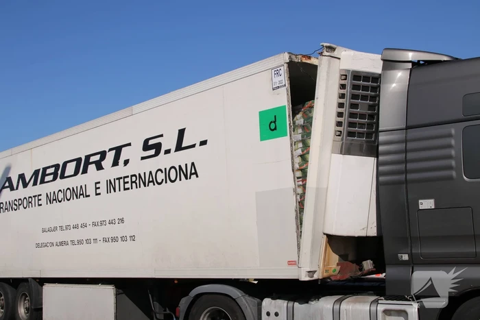 Lading schiet door voorkant trailer