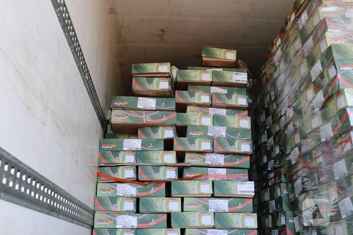 Lading schiet door voorkant trailer