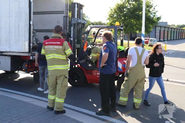 Lading schiet door voorkant trailer