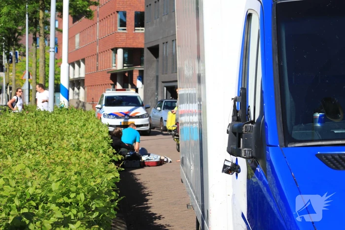 Fietsster botst op bestelbus