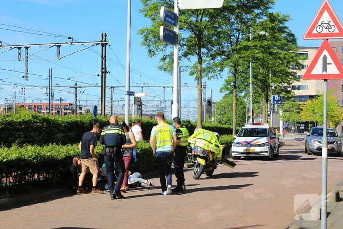 Fietsster botst op bestelbus