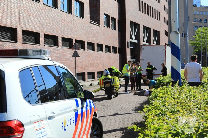 Fietsster botst op bestelbus