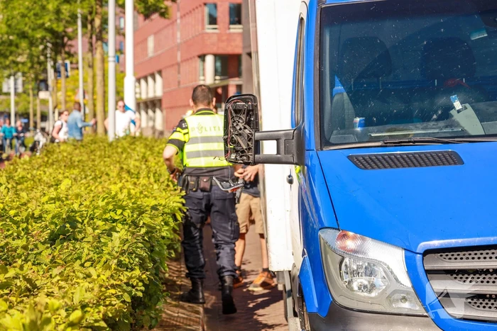 Fietsster botst op bestelbus
