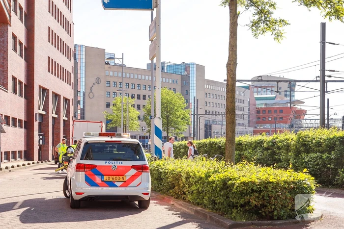 Fietsster botst op bestelbus