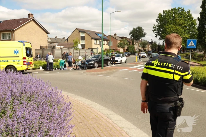 Overstekende e-bikester aangereden