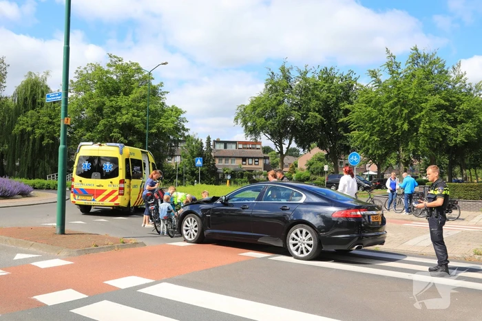 Overstekende e-bikester aangereden