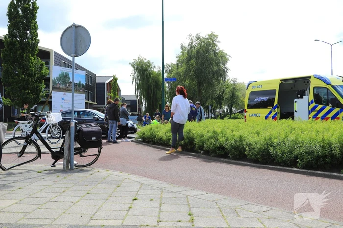Overstekende e-bikester aangereden
