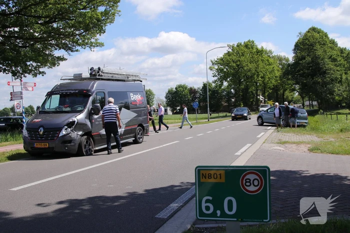 Automobiliste ziet naderende bestelbus over het hoofd, twee auto's zwaar beschadigd