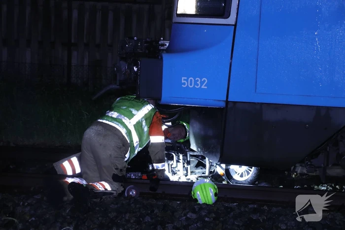 Scooterrijder negeert spoorbomen en wordt aangereden