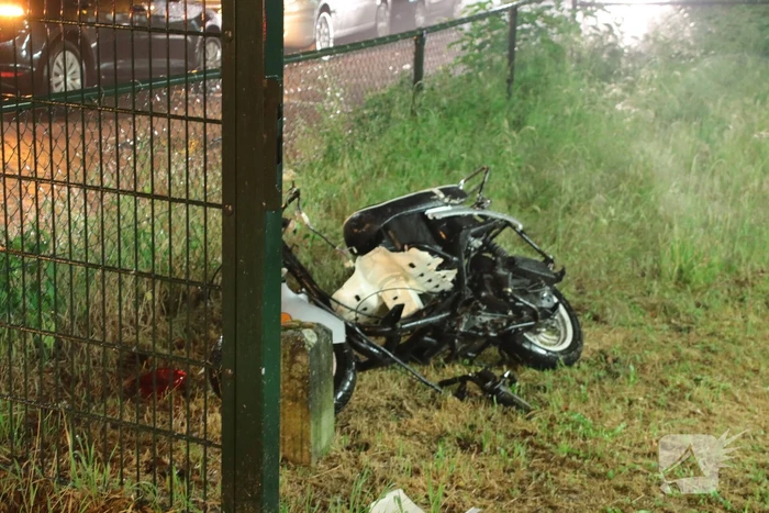 Scooterrijder negeert spoorbomen en wordt aangereden