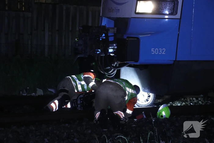 Scooterrijder negeert spoorbomen en wordt aangereden