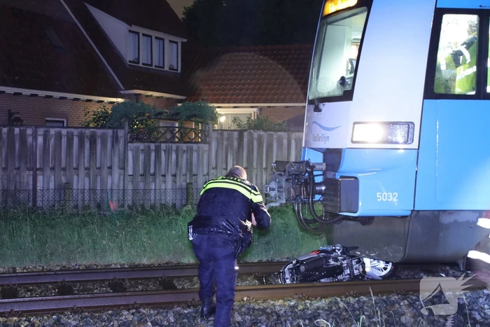 Scooterrijder negeert spoorbomen en wordt aangereden