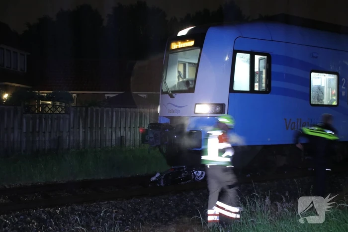Scooterrijder negeert spoorbomen en wordt aangereden