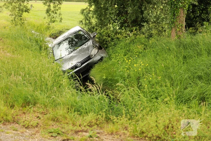 Auto vliegt uit bocht en belandt in sloot