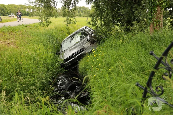 Auto vliegt uit bocht en belandt in sloot