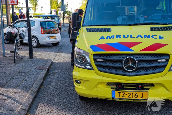 Automobilist ziet stilstaande fietsster over het hoofd