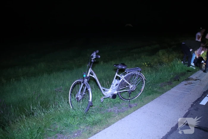 Fietser aangereden door bestelbus, veroorzaker laat slachtoffer gewond achter