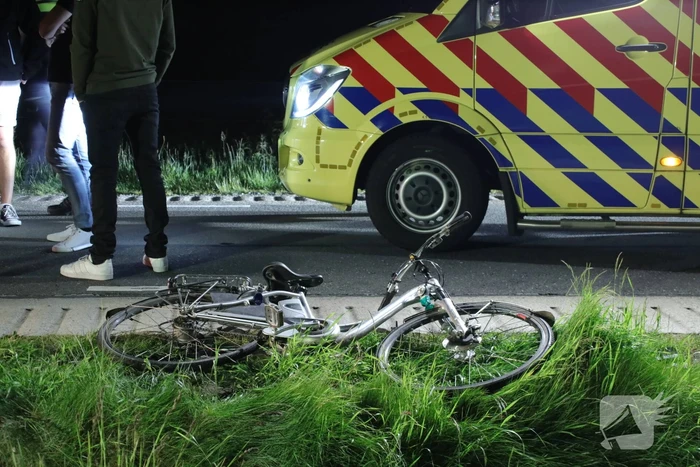 Fietser aangereden door bestelbus, veroorzaker laat slachtoffer gewond achter