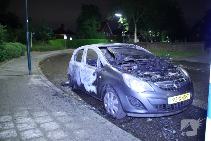 Personenauto brandt volledig uit