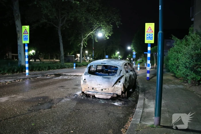 Personenauto brandt volledig uit