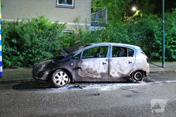 Personenauto brandt volledig uit