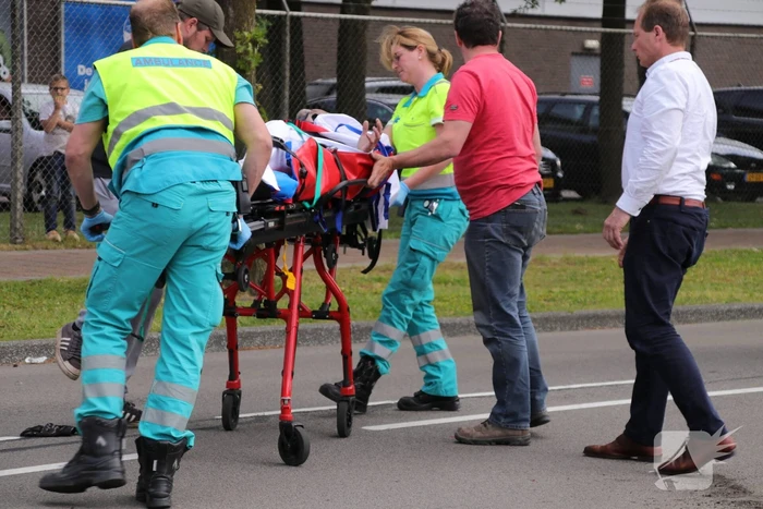 Motorrijder flink gewond bij botsing op auto